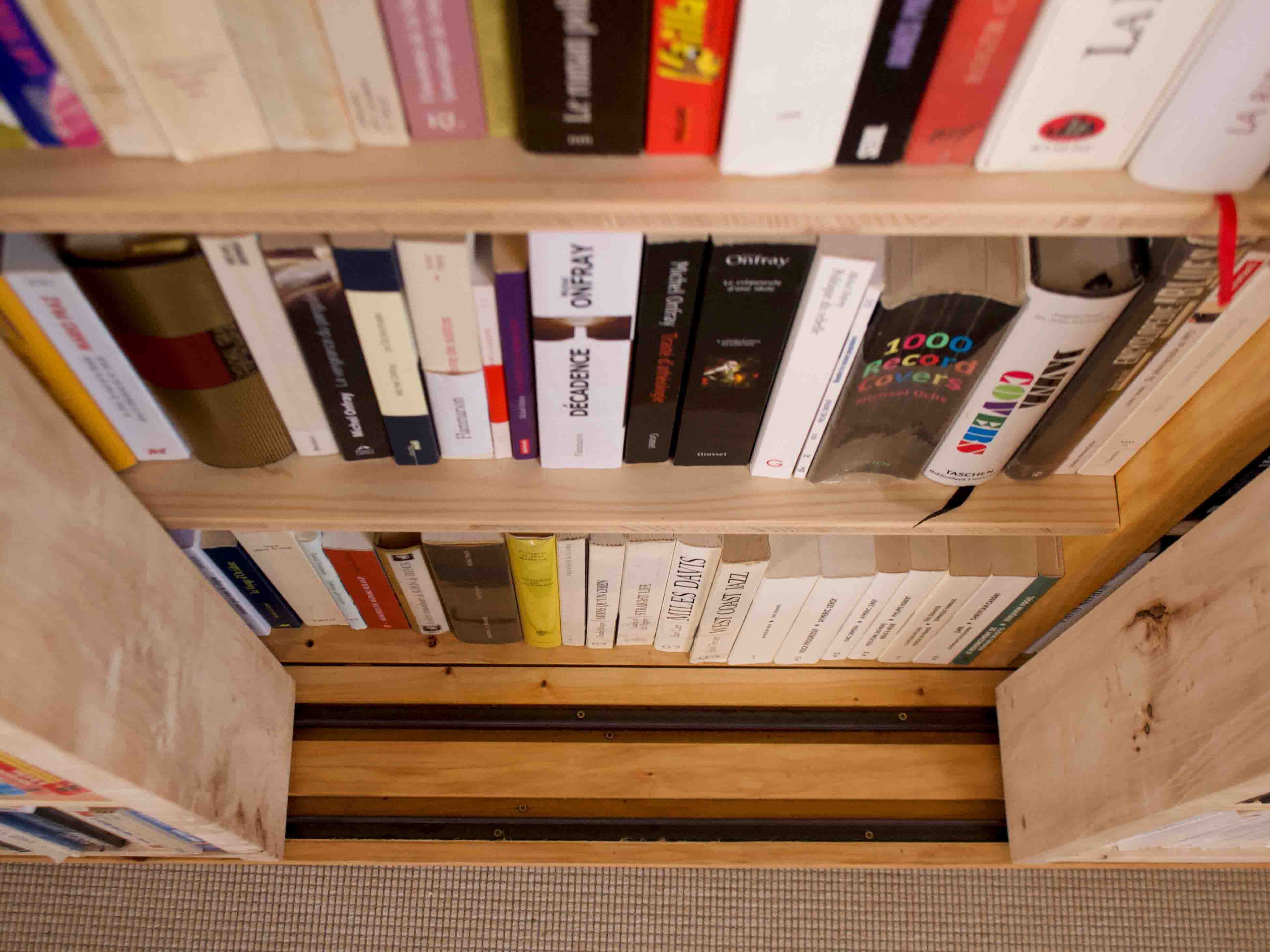 Bibliothèque avec éléments coulissants en Peuplier tremble et 3 plis Épicéa