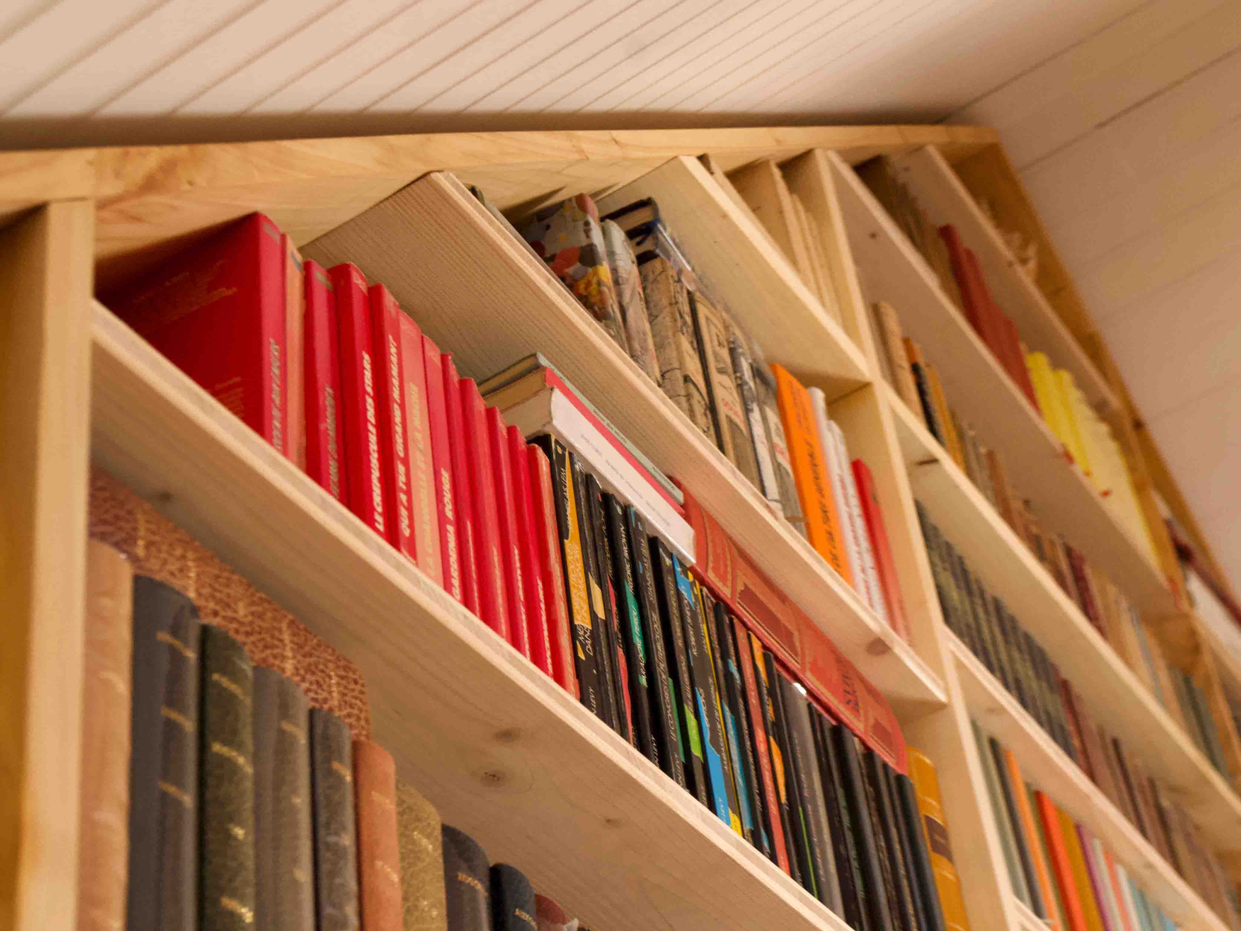 Bibliothèque avec éléments coulissants en Peuplier tremble et 3 plis Épicéa