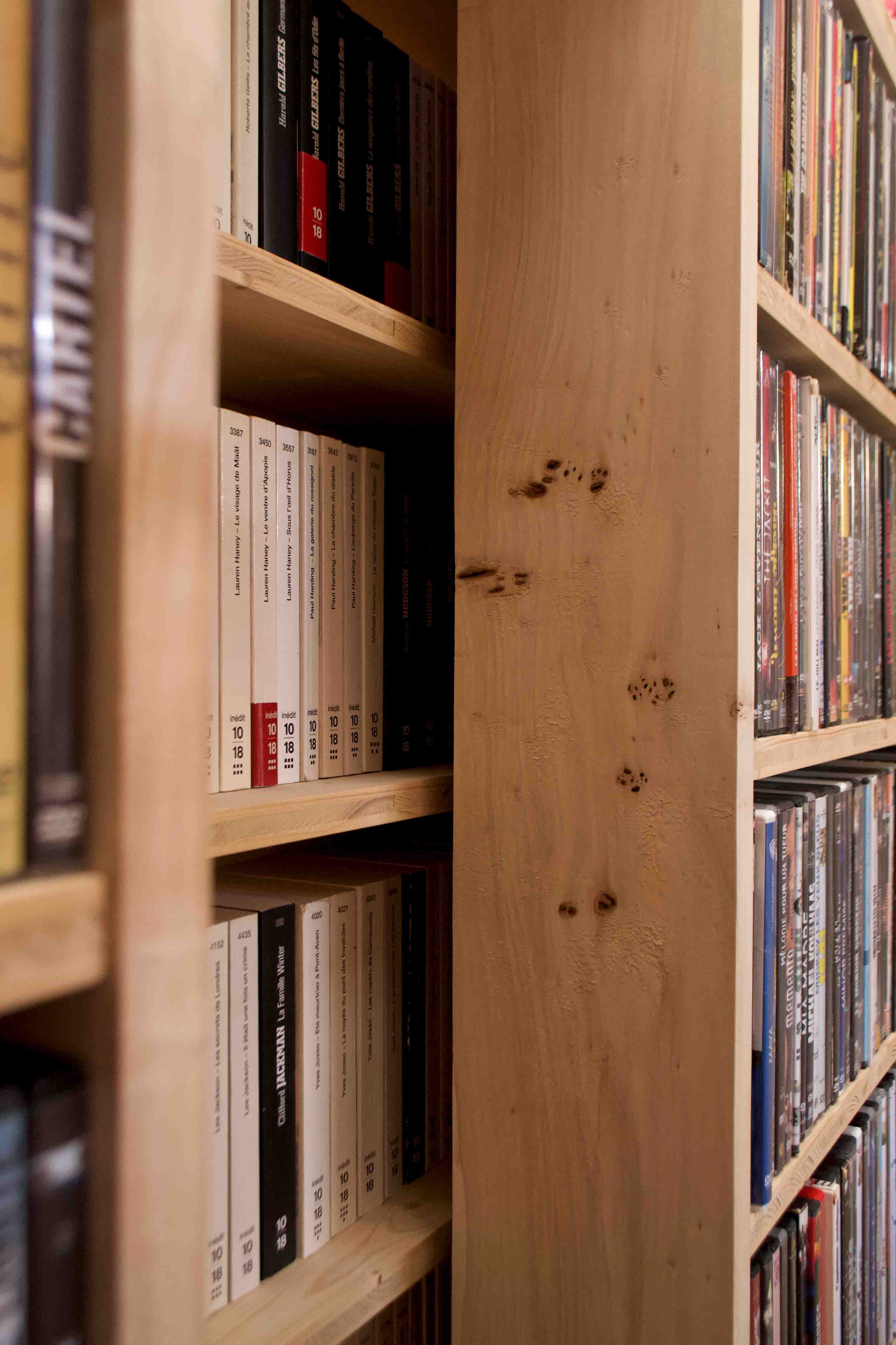 Bibliothèque avec éléments coulissants en Peuplier tremble et 3 plis Épicéa