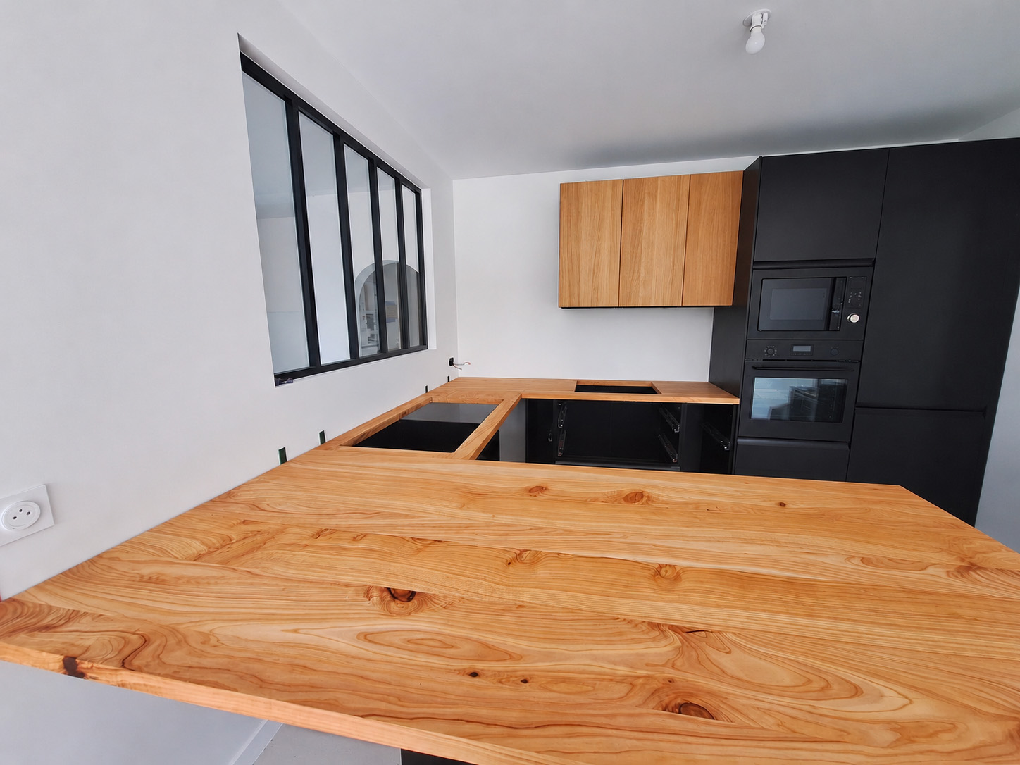 Plan de travail de cuisine en Cyprès de Lambert en cours d'installation