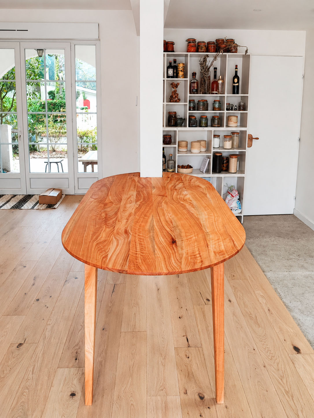 Table oblonde en Cyprès de Lambert fixée sur poteau existant